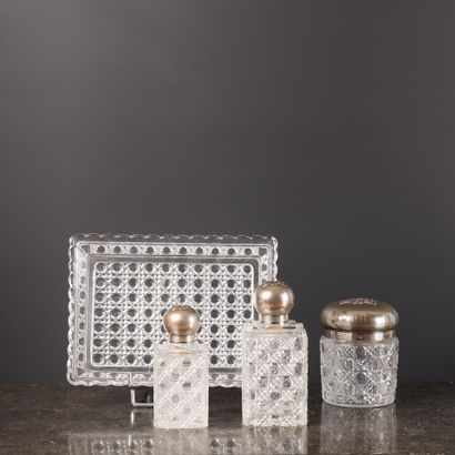4 pièces de toilette en cristal à décor de...