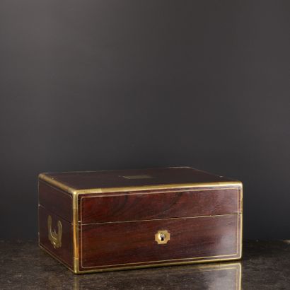 Coffret nécessaire de toilette en placage...