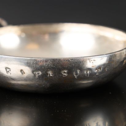 2 tasses à vin en argent : l'une anse serpent...
