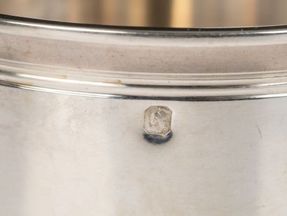 Timbale droite en argent à filets. 69 g....