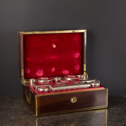 Coffret nécessaire de toilette en placage...