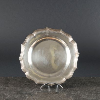 Plat rond à contours en argent, décor de...