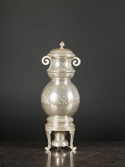 Petit samovar en argent gravé de pampres...