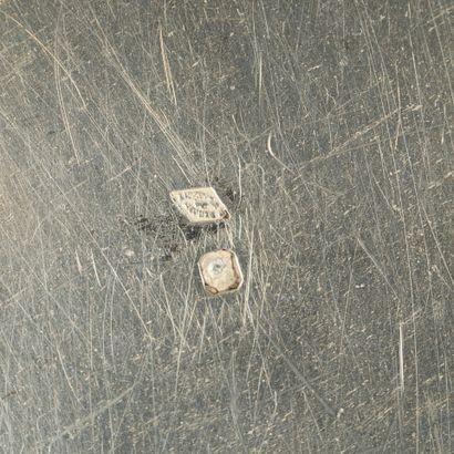 Plat rond à contours et filets en argent....
