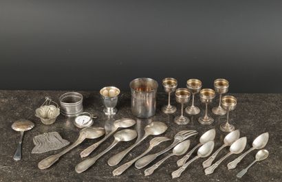 Ensemble en argent: couvert uni plat, timbale...