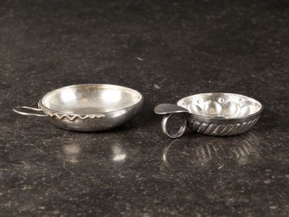 2 tasses à vin en argent : l'une anse serpent...