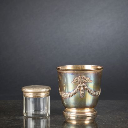 Petit seau ou cache-pot en argent à décor...