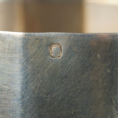 Timbale en argent à pans coupés. Poinçon...