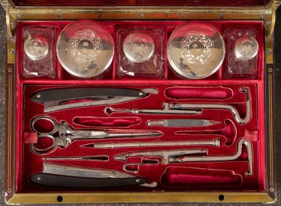 Coffret nécessaire de toilette en placage...
