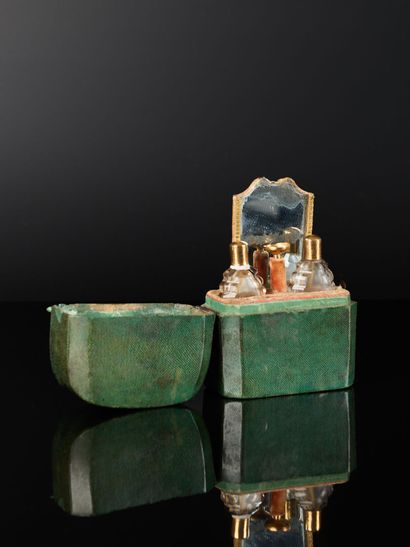 Nécessaire à parfums en cristal monté en...
