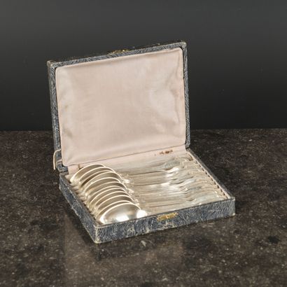 Série de 12 petites cuillers en argent à...