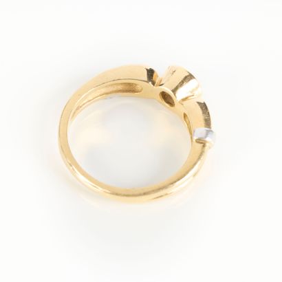 Two-tone gold ring (750‰), set with a round...