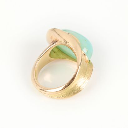 Important contemporary ring in polished gold...