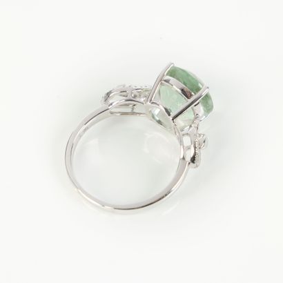 Ring in white gold (750‰), set with a round...
