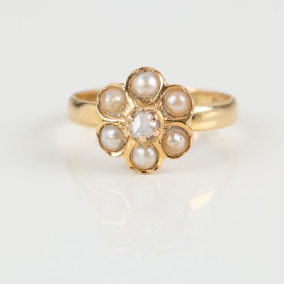 Yellow gold ring with pearl daisy design....