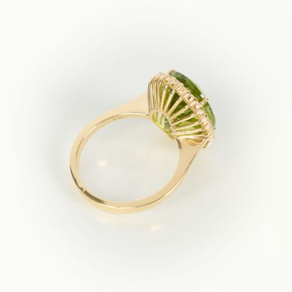 Gold ring (750‰) set with an oval peridot...