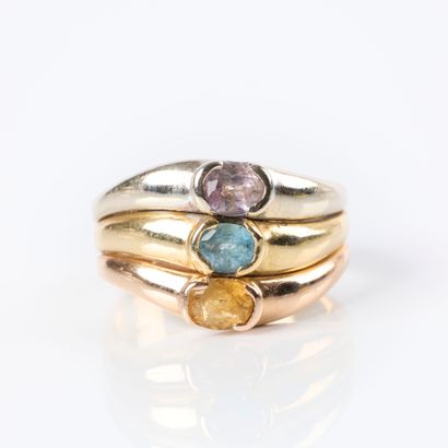 Three-tone gold ring (750‰), 3 joncs set...