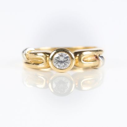 Two-tone gold ring (750‰), set with a round...