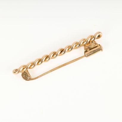 Gold brooch with twisted decoration.
Length:...