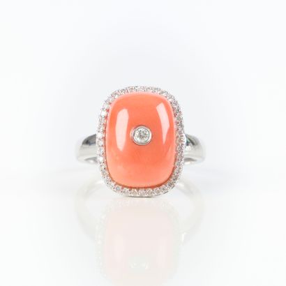 White gold ring (750‰) set with a cabochon...