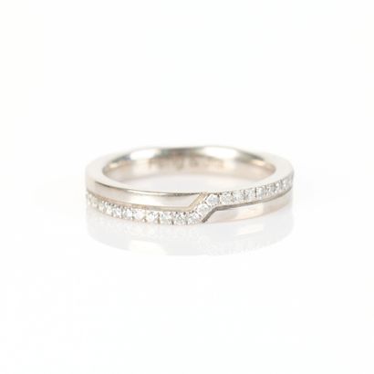 De Beers 
Wedding band in white gold (750‰)...