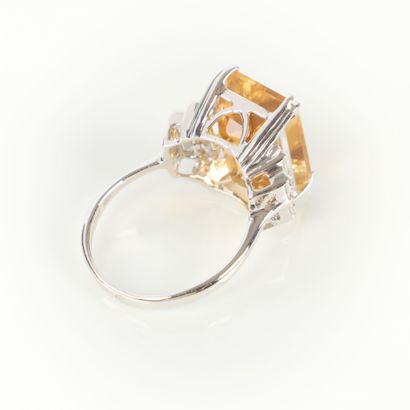 White gold ring (750‰) set with an emerald-cut...