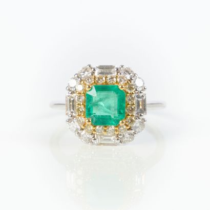 Two-tone gold ring (750‰), set with an emerald...