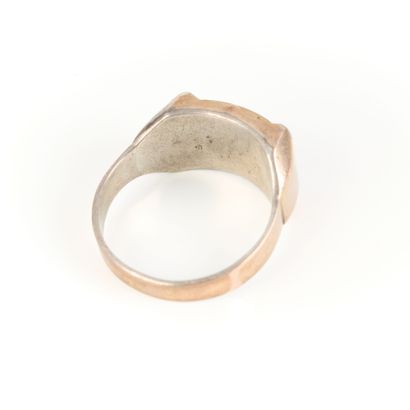 Lot : 
- Gold and silver signet ring. TDD...