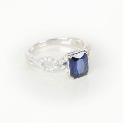 White gold ring (750‰) set with a sapphire...