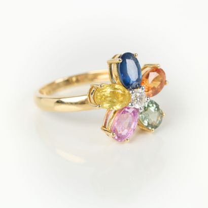 Gold (750‰) flower ring set with a round...