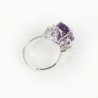 White gold ring (750‰), set with an oval-cut...