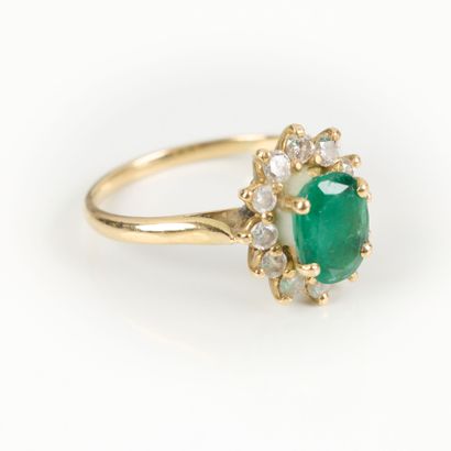 Gold (750‰) daisy ring set with an oval emerald...