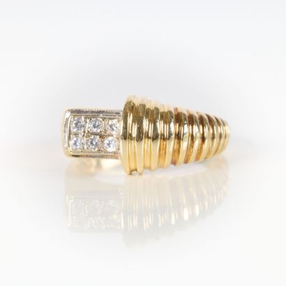 Gold ring (750‰), godronné ring on a part...