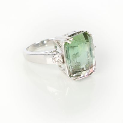 White gold ring (750‰) set with an emerald-cut...