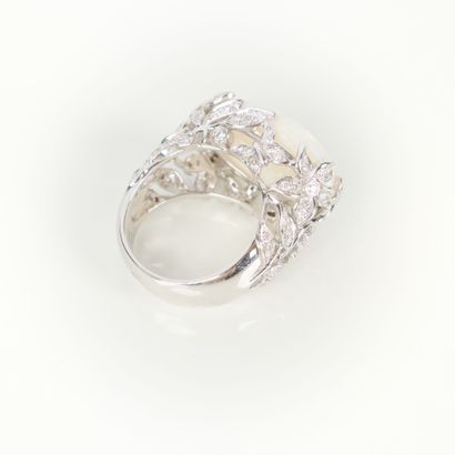 A large white gold (750‰) ring set with an...