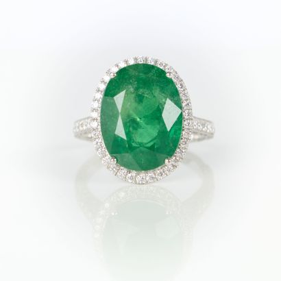 White gold (750‰) ring set with an oval natural...