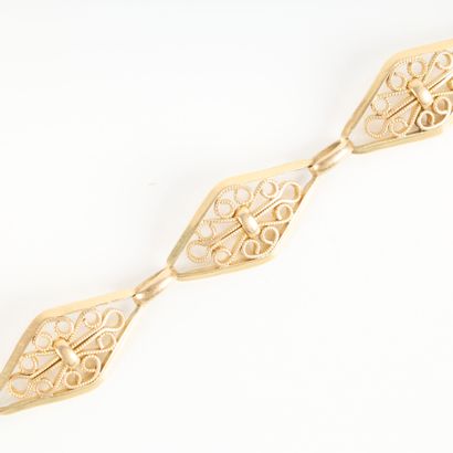 Gold bracelet, filigree diamond links. Late...