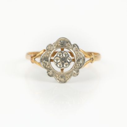 Rosette ring in two-tone gold (750‰). TDD...