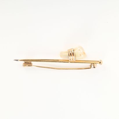 Gold brooch (750‰), set with 2 deer teeth....