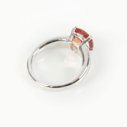 White gold ring (750‰), set with a cushion-cut...