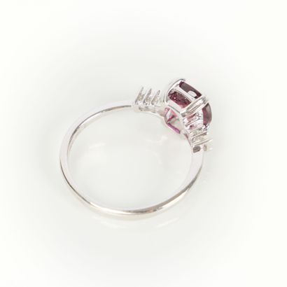 White gold ring (750‰) set with an oval ruby...