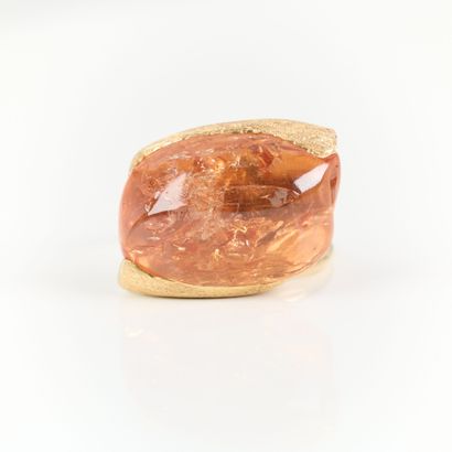 Important contemporary ring in polished gold...