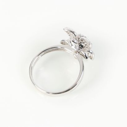 Flower ring in white gold (750‰), set with...
