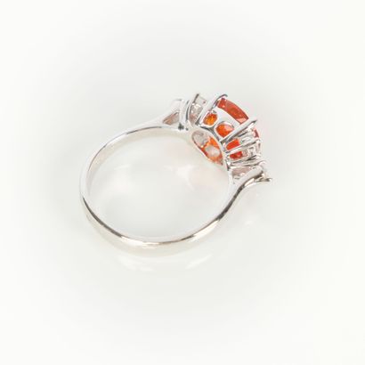 White gold ring (750‰) set with a round fire...