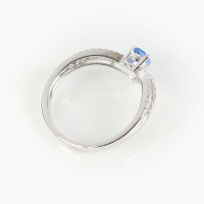 White gold ring (750‰) set with a pear-cut...