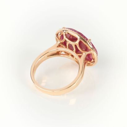 Important pink gold ring (750‰) set with...
