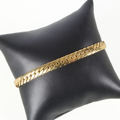 Gold flat mesh bracelet. 19.5 cm. 11,80 g....