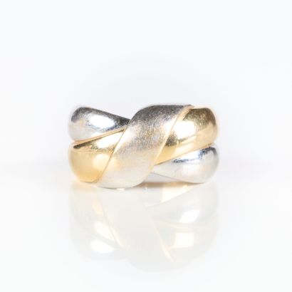 Three-tone gold ring. TDD 56-57. 6,94 g....