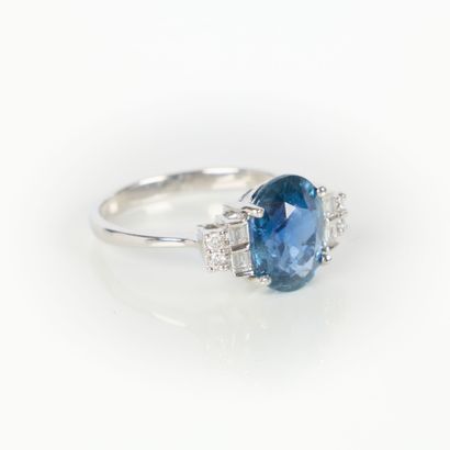 White gold ring (750‰) set with an oval sapphire...