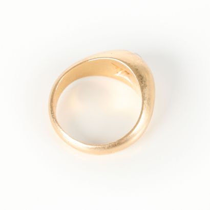 English-style gold band set with an old-cut...
